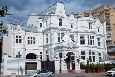 Moskova, Rusya - 11 Haziran 2017: Moskova'nın merkezindeki Povarskaya Caddesi'ndeki Svyatopolk-Chetvertinsky Antik konağında restoran - yazarlar kulübü binası