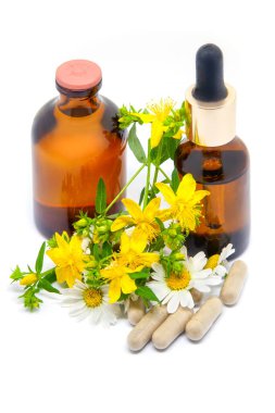 Şifalı bitkilerden elde edilen bitkisel kapsüller, tentür ve yağ - St. John 's wort ve papatya otu