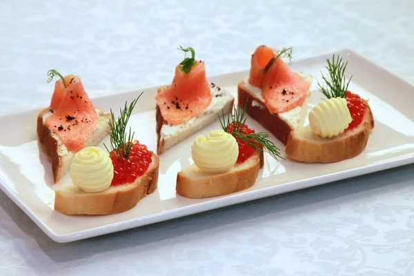 Lanche Com Caviar Vermelho Salmão Manteiga Pão Conceito Iniciante Tradição — Fotografia de Stock
