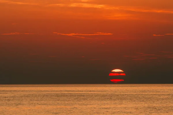 Pôr Sol Mar Com Céu Roxo Laranja — Fotografia de Stock