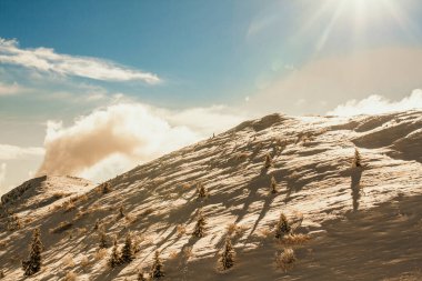 Dağ başında kış sabahı sisli ve karlı