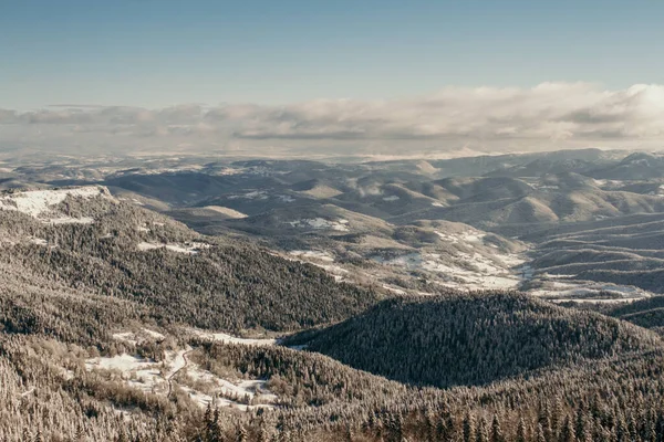 Manhã Inverno Montanhoso Com Muito Nevoeiro Neve — Fotografia de Stock