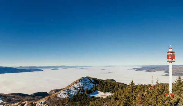 霧と雪の多い山岳地帯での冬の朝 — ストック写真