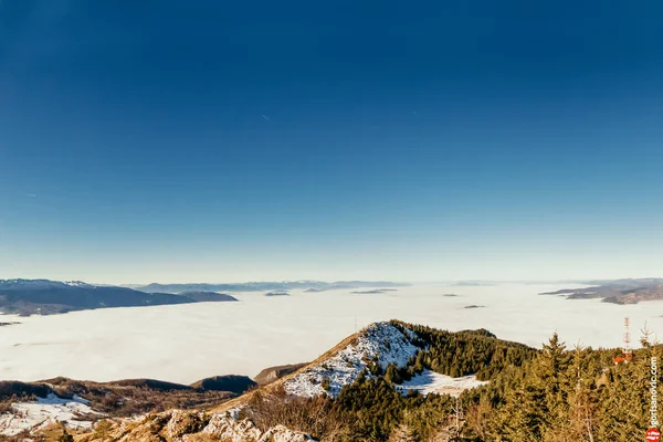 Manhã Inverno Montanhoso Com Muito Nevoeiro Neve — Fotografia de Stock