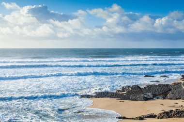 Portekiz Atlas Okyanusu'nda kumsalda