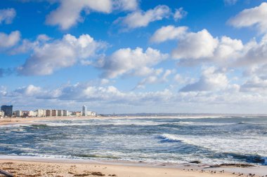 Portekiz Atlas Okyanusu'nda kumsalda