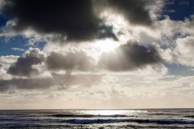 Güneş bulutların Atlantik Okyanusu üzerinde ötesinde