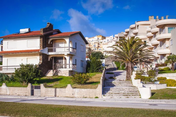 güneşli bir günde sahil Portekiz kasabası