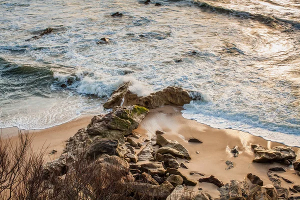 在葡萄牙大西洋海滩上的岩石 — 图库照片
