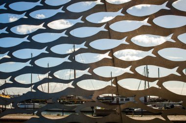 Sac balıklar ve yatlar ötesinde şeklinde