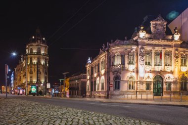 gece eski binada Portekiz