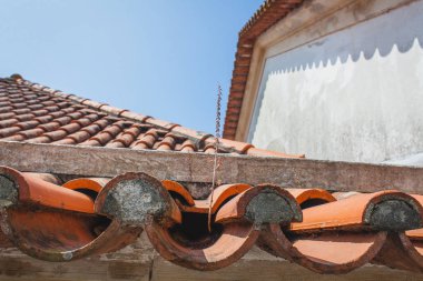 bir ortaçağ evin döşenmiş çatı