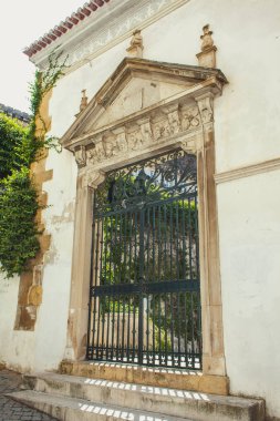 bir ortaçağ evin eski metal geçit