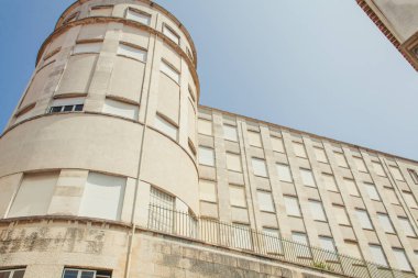 bir tepe üzerinde bina yuvarlak