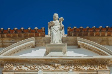 bir Kraliçe binasında heykeli