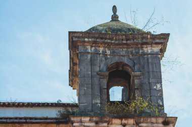 Kilisenin eski ortaçağ Kulesi