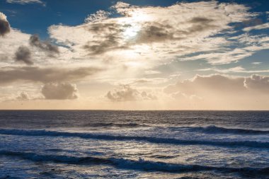 Atlantik Okyanusu üzerinde günbatımında görüntülemek
