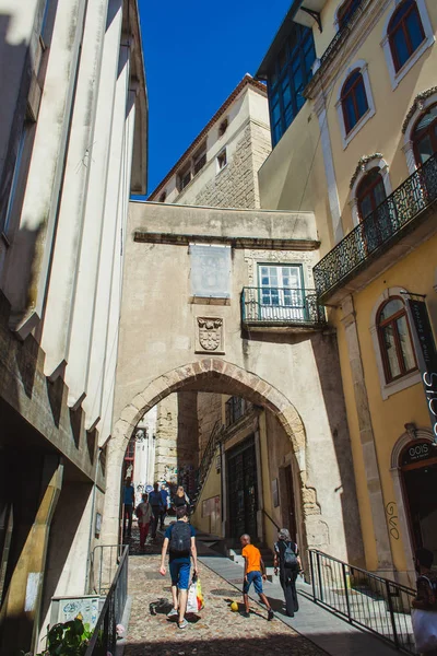 Coimbra kalede bir ortaçağ kapısı kemeri