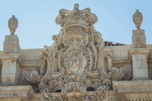 kısma bir taç ile bir kat arması