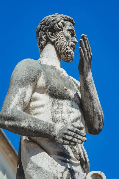 Статуя Здании — стоковое фото