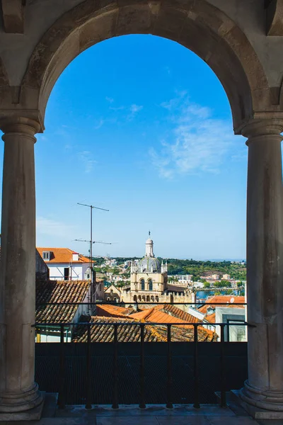 在葡萄牙科英布拉的中世纪大教堂的看法 — 图库照片