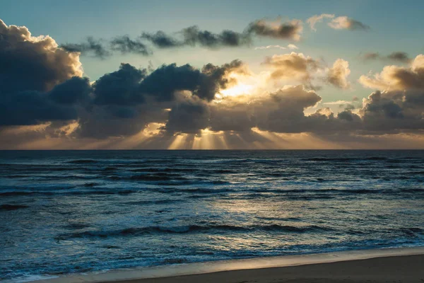 Atlantik Okyanusu üzerinde günbatımında görüntülemek