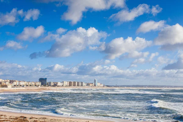 Portekiz Atlas Okyanusu'nda kumsalda