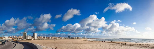 Portekiz Atlas Okyanusu'nda kumsalda Panoraması