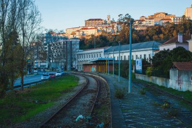 gün batımında eski bir Portekizce şehir