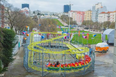 Alameda meydanında eğlence parkı