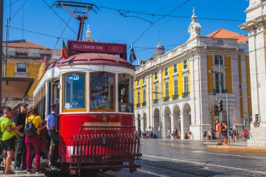 tünelde kırmızı bir Portekiz tramvay