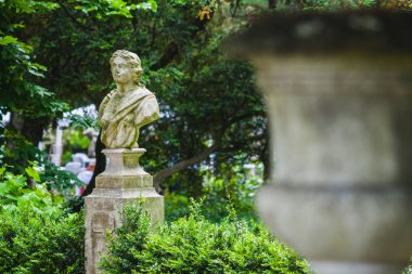 eski parkta bir büstü heykel