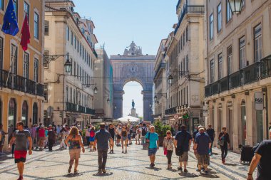 Lizbon Rua Augusta sokak turistlerin dolu görünümü