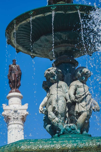 Lizbon Rossio meydanında sirenler ile bir çeşme