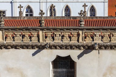 bir manastırın üst üzerinde görünümü