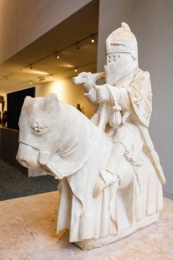 eski bir binanın su birikintisi yansıması 