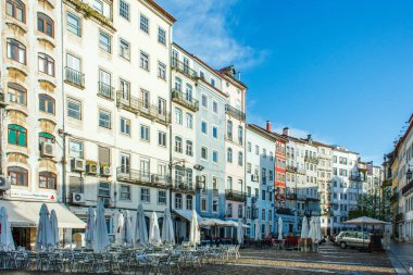 yağmurdan sonra eski bir şehrin emty kare