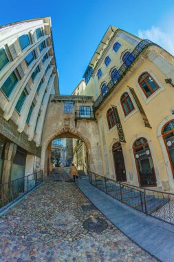 Coimbra antik bir sokakta, güneşli bir günde Portekiz