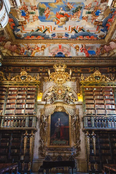 orta yaşlı kütüphanede kitaplar