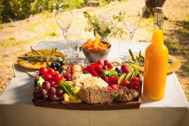 zeytin ağaçlarının altında şehir parkında randevu