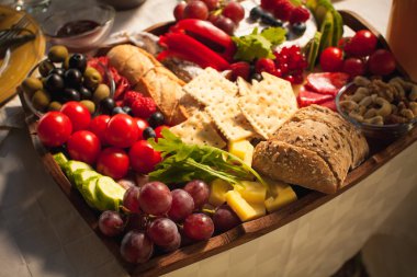 zeytin ağaçlarının altında şehir parkında randevu