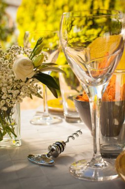 zeytin ağaçlarının altında şehir parkında randevu