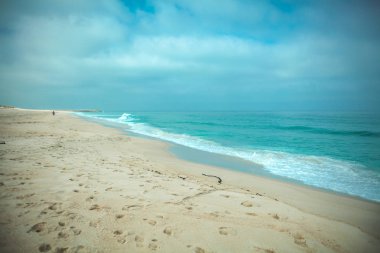 Portekiz'de Atlantik okyanusu kıyılarının ayak izlerinin yer alıp olduğu dalgalar ve deniz kenarı