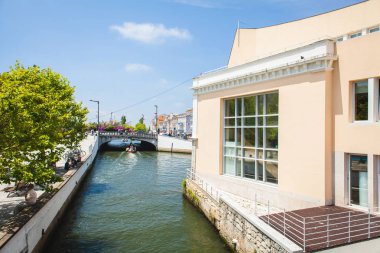 Şehirde köprüleri olan bir kanal