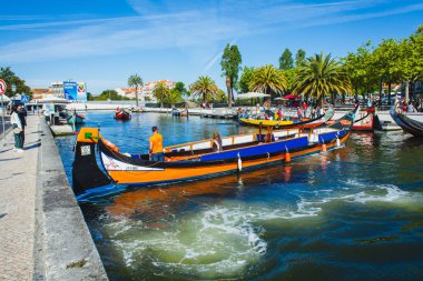 Portekiz'de bir şehrin kanalında turistler için gondol