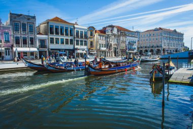 Portekiz'de bir şehrin kanalında turistler için gondol