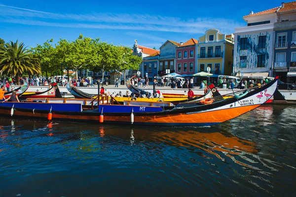 Portekiz'de bir şehrin kanalında turistler için gondol