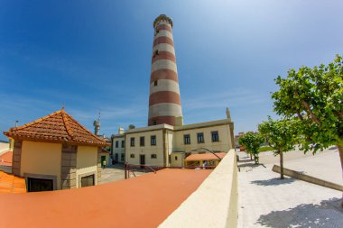 Atlantik Okyanusu'nun sahilinde bir Portekiz deniz feneri