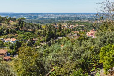 Bir dağın tepesinden güzel bir manzara