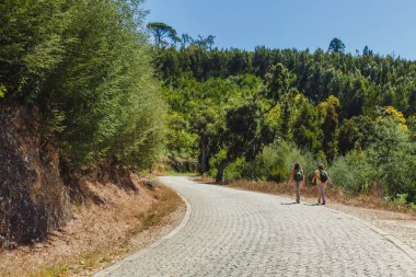 eski yol iki yaya ile taşlarla döşendi